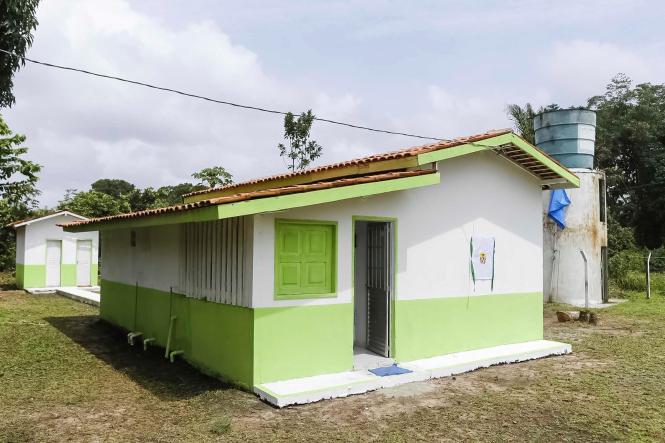 Quase 200 famílias serão beneficiadas, direta e indiretamente, com a abertura da agroindústria de beneficiamento de frutas na comunidade de Vila São Manoel, na zona rural de Moju, no nordeste paraense. A inauguração aconteceu neste sábado (16), e contou com a presença do governador do Estado, Helder Barbalho, e da prefeita do município, Nilma Lima.

FOTO: MARCELO SEABRA / AGÊNCIA PARÁ
DATA: 16.03.2019
MOJU - PA <div class='credito_fotos'>Foto: Marcelo Seabra / Ag. Pará   |   <a href='/midias/2019/originais/067b7636-f0db-4fca-aa3c-79be0194e13c.jpg' download><i class='fa-solid fa-download'></i> Download</a></div>