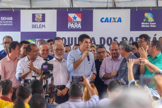 Na manhã desta sexta-feira (15), foi entregue à população o conjunto habitacional “Quinta dos Paricás”, no distrito de Icoaraci, em Belém. O governador do Estado, Helder Barbalho, o secretário nacional de habitação, Celso Toshiotmatsud e o prefeito municipal de Belém, Zenaldo Coutinho, estiveram presentes para fazer a entrega às famílias. Um empreendimento que teve um investimento de R$168 milhões de reais, todos do governo federal.

 FOTO: MARCO SANTOS / AGÊNCIA PARÁ
DATA: 15.03.2019
BELÉM - PA <div class='credito_fotos'>Foto: Marco Santos / Ag. Pará   |   <a href='/midias/2019/originais/0696474b-454a-4eb5-ab4c-ba95187ebde2.jpg' download><i class='fa-solid fa-download'></i> Download</a></div>