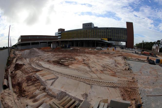 O governador Helder Barbalho vistoriou, nesta sexta-feira (25), as obras do Hospital Regional de Castanhal (HRC), e constatou que já foram investidos R$ 122 milhões em 60% da obra, mas que ainda faltam mais R$ 54 milhões para sua conclusão. Além disso, não foi comprado nenhum equipamento nem incluída previsão orçamentária para essa aquisição, que exigirá um investimento aproximado de R$ 50 milhões.

FOTO: MARCO SANTOS
DATA: 25.01.2019
CASTANHAL - PARÁ <div class='credito_fotos'>Foto: MARCO SANTOS   |   <a href='/midias/2019/originais/06ff18da-e6c3-4e1f-a50f-1b848863e104.jpg' download><i class='fa-solid fa-download'></i> Download</a></div>