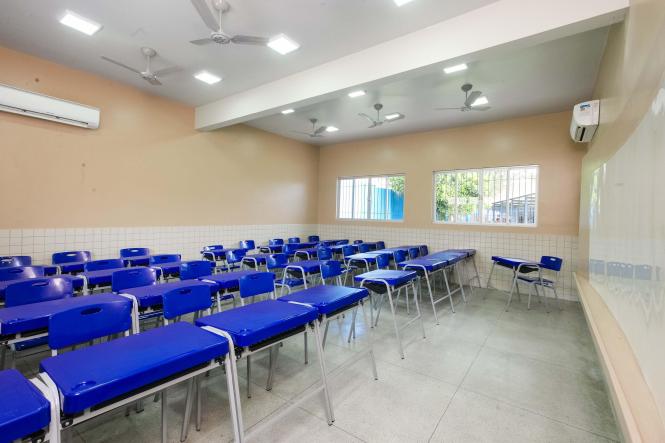 O Governo do Estado, por meio da Secretaria de Estado de Educação (Seduc), entregou mais uma escola totalmente reformada e ampliada para melhor comodidade de professores e alunos. Com mais de 1 mil alunos matriculados nos três turnos, a Escola Estadual de Ensino Fundamental e Médio Jarbas Passarinho, em Belém, iniciou o ano letivo com a entrega da obra de reforma e ampliação de todo o complexo da instituição. A reinauguração do espaço aconteceu na manhã de hoje, 21, com a presença do governador Helder Barbalho, do vice-governador Lúcio Vale, da secretária de educação, professora Leila Freire e de diversas autoridades.

FOTO: WAGNER SANTANA AGÊNCIA / PARÁ
DATA: 21.02.2019
BELÉM - PA <div class='credito_fotos'>Foto: Wagner Santana / Ag. Pará   |   <a href='/midias/2019/originais/06ffd188-7637-4f35-acb6-6a15be34c4e6.jpg' download><i class='fa-solid fa-download'></i> Download</a></div>