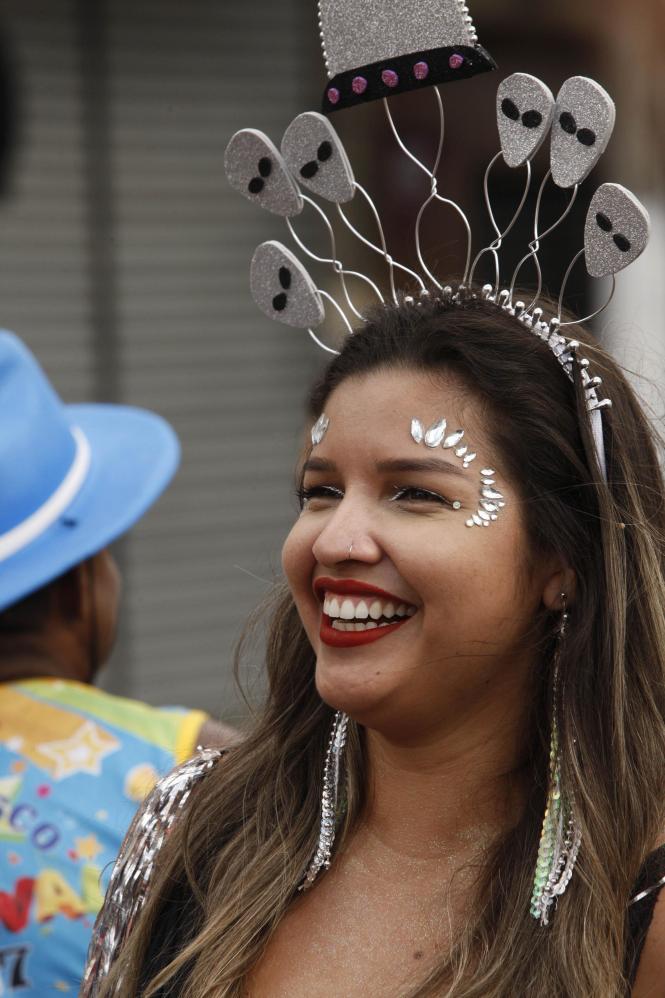 Os foliões vêm lotando as ruas da Cidade Velha ao longo dos últimos finais de semana do pré-carnaval, em Belém. Milhares de pessoas se encontram no corredor da folia na avenida Doutor Assis, local por onde passam as dezenas de blocos. Mas para que os participantes tenham momentos de entretenimento sem nenhum tipo de risco, foi montado um forte esquema de segurança para garantir a paz dos festejos.

FOTO: FERNANDO ARAÚJO / AGÊNCIA PARÁ
DATA: 10.02.2019
BELÉM - PARÁ <div class='credito_fotos'>Foto: Fernando Araújo / agência Pará   |   <a href='/midias/2019/originais/078934a2-11d7-496c-9e25-27a37c469a60.jpg' download><i class='fa-solid fa-download'></i> Download</a></div>