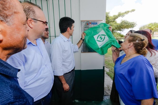 O município de Marituba, na Região Metropolitana de Belém (RMB), deverá ganhar, em breve, um complexo cultural, de lazer, turismo e negócios, a ser construído por meio de uma parceria entre a Prefeitura local e o governo do Estado. O primeiro passo para a implementação do projeto foi dado na tarde desta quarta-feira (17), quando o governo do Estado oficializou a cessão de uma área que pertencia à Empresa de Assistência Técnica e Extensão Rural do Estado (Emater-PA) para a gestão municipal. O ato contou com a participação do governador Helder Barbalho, de secretários estaduais e de representantes do município, que se reuniram no auditório da Emater, no KM-12 da Rodovia BR-316.

FOTO: MARCELO SEABRA ;/ AGÊNCIA PARÁ
DATA: 17.04.2019
MARITUBA - PARÁ <div class='credito_fotos'>Foto: Marcelo Seabra / Ag. Pará   |   <a href='/midias/2019/originais/078ca1f2-60f5-418a-80fa-9cd932007c4a.jpg' download><i class='fa-solid fa-download'></i> Download</a></div>