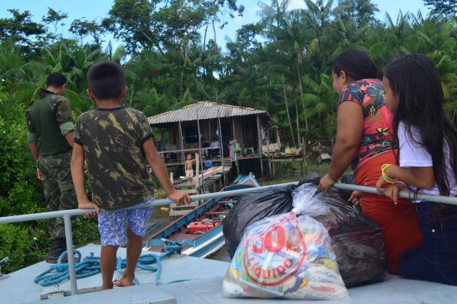 Alimentos não perecíveis, roupas, calçados, brinquedos e livros foram entregues (foto) a moradores ribeirinhos pela Secretaria de Estado de Segurança Pública e Defesa Social (Segup), por meio do Grupamento Fluvial (Gflu), e apoio do movimento de voluntários denominado Grupo de Coração. A entrega aconteceu na manhã desta sexta-feira, 4, partindo da sede do Grupamento até a ilha Urubuoca, localizada na frente do Distrito de Icoaraci. Cerca de 25 famílias se beneficiaram com a ação. Todas elas possuem crianças ou jovens inseridos no projeto social Ribeirinho da Paz, promovido há oito anos pelo Gflu em parceria com a Companhia Fluvial. 

FOTO: ELIELSON MODESTO / ASCOM SEGUP
DATA: 04.01.2019
ICOARACI - PARÁ <div class='credito_fotos'>Foto: Elielson Modesto / Ascom Segup   |   <a href='/midias/2019/originais/07911f91-7d4a-460c-b251-e9b2ad64edea.jpg' download><i class='fa-solid fa-download'></i> Download</a></div>