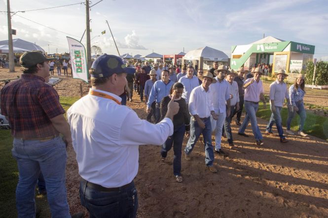 Os moradores de Paragominas contam agora com um núcleo regional da Secretaria de Estado de Justiça e Direitos Humanos (Sejudh), para emissão gratuita das Carteiras de Identidade e Trabalho. O Polo que foi inaugurado nesta sexta-feira (24), contou com a presença do Governador do Estado do Pará, Helder Barbalho, do Prefeito municipal de Paragominas, Paulo Tocantins e diversas autoridades estaduais e municipais. Ainda no município, o chefe do poder executivo visitou a feira de agronegócios Show Agro.

FOTO: MARCO SANTOS / AGÊNCIA PARÁ
DATA: 24.05.2019
PARAGOMINAS - PARÁ <div class='credito_fotos'>Foto: Marco Santos / Ag. Pará   |   <a href='/midias/2019/originais/07c73590-0828-475c-9242-6acb6cc1e1df.jpg' download><i class='fa-solid fa-download'></i> Download</a></div>