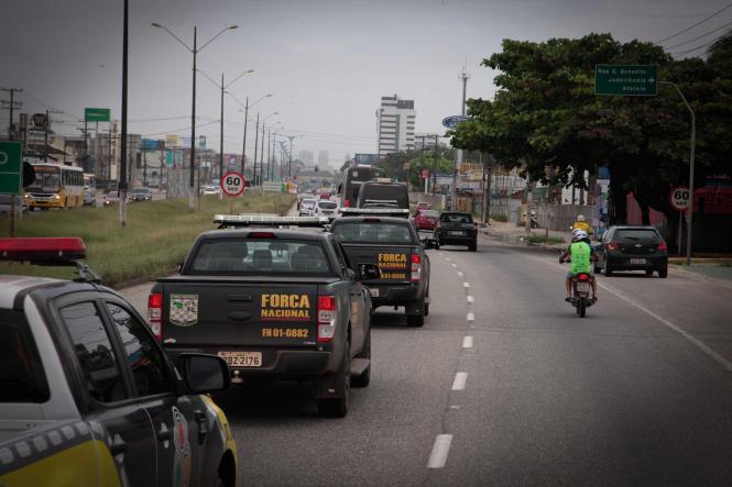 A tropa da Força Nacional começa a chegar no Pará nesta sexta-feira (22). Os agentes chegam a Belém por diversas rotas e meios, em dias alternados, vindos de Itaituba, no sudoeste paraense; do estado de Sergipe, no nordeste brasileiro; e de Brasília, Distrito Federal. Todos os 200 agentes e as 40 viaturas deverão se reunir, na próxima segunda-feira (25) quando ocorrerá uma solenidade de apresentação que marcará o início das atividades da Força Nacional na Região Metropolitana de Belém (RMB).

FOTO: FERNANDO ARAÚJO / AGÊNCIA PARÁ
DATA:22.03.2019
BELÉM - PARÁ <div class='credito_fotos'>Foto: Fernando Araújo/Ag. Pará   |   <a href='/midias/2019/originais/07d98916-60fe-4893-a1fb-96f9a39fd1d5.jpg' download><i class='fa-solid fa-download'></i> Download</a></div>