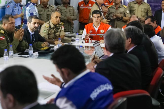 Novas informações sobre o andamento das ações emergenciais do Governo do Estado, executadas após a queda de parte da ponte Rio Moju, no último dia 06 de abril, foram repassadas durante coletiva realizada às 16h30 desta quinta-feira (11), na sede do Comando-Geral do Corpo de Bombeiros Militar do Pará, em Belém. 

FOTO: MARCELO SEABRA / AGÊNCIA PARÁ
DATA: 11.04.2019
BELÉM - PA <div class='credito_fotos'>Foto: Marcelo Seabra / Ag. Pará   |   <a href='/midias/2019/originais/0801695e-f07c-45f0-81b7-3c89c5aade1b.jpg' download><i class='fa-solid fa-download'></i> Download</a></div>