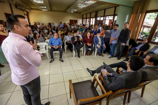 Na manhã desta terça-feira (16), o governador Helder Barbalho esteve na sede da Companhia de Habitação do Pará (Cohab), para participar, junto com o presidente do órgão, José Scaff Filho, das comemorações pelos 54 anos da instituição. Durante a programação foram entregues 54 cheques moradia e realizada a assinatura simbólica de 200 títulos de regularização fundiária.

FOTO: MARCO SANTOS / AGÊNCIA PARÁ
DATA: 16.04.2019
BELÉM - PARÁ <div class='credito_fotos'>Foto: Marco Santos / Ag. Pará   |   <a href='/midias/2019/originais/081ff2fb-4d5b-439d-957c-a86ec0fdf450.jpg' download><i class='fa-solid fa-download'></i> Download</a></div>