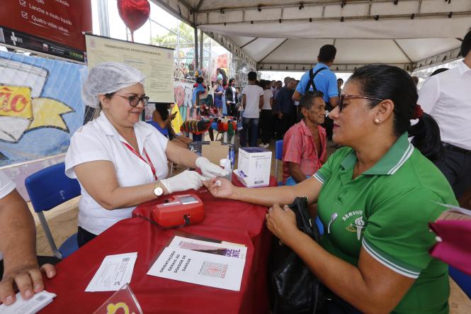 A Escola Estadual de Ensino Fundamental e Médio Madre Imaculada, em Santarém, transformou-se em um grande centro de serviços direcionados à população nesta quinta-feira (21). É que hoje foi dia da Ação Cidadania do Programa ParáPaz, que faz parte da programação do Governo Por Todo o Pará. 

FOTO: MARCO SANTOS / AGÊNCIA PARÁ
DATA: 21.03.2019
SANTARÉM - PA <div class='credito_fotos'>Foto: Marco Santos / Ag. Pará   |   <a href='/midias/2019/originais/08280290-d52e-4a01-8fcb-913d7f9e99bb.jpg' download><i class='fa-solid fa-download'></i> Download</a></div>