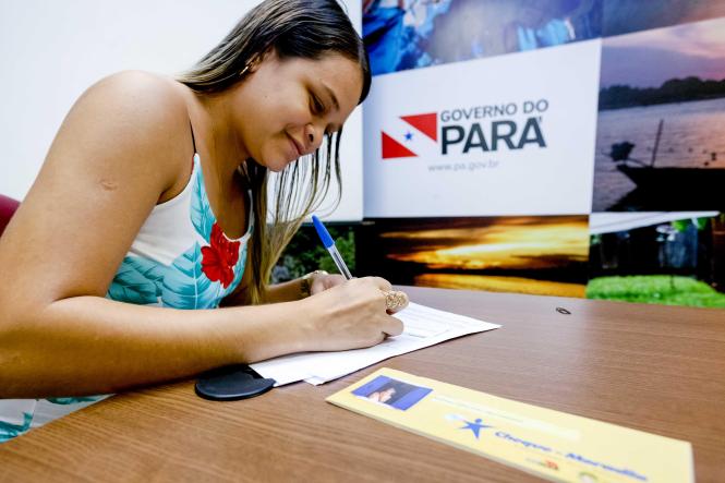 Quinze famílias, vítimas de incêndios em Belém, receberam das mãos do governador Helder Barbalho Cheques Moradia nesta quinta-feira (21). As famílias são oriundas dos bairros do Jurunas, Val-de-Cans, Guamá e Telegrafo. Além das 15 famílias, mais dois idosos, que estão com moradia com risco de desabamento, também receberam o benefício.

FOTO: MARCELO SEABRA / AGÊNCIA PARÁ
DATA: 21.02.2019
BELÉM - PA <div class='credito_fotos'>Foto: Marcelo Seabra / Ag. Pará   |   <a href='/midias/2019/originais/08436a97-1b51-47af-bdb7-042dc7eb1d7f.jpg' download><i class='fa-solid fa-download'></i> Download</a></div>