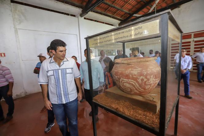 Depois de passar por Salvaterra e Soure, no Marajó, o governador Helder Barbalho foi até o município de Cachoeira do Arari, onde ocorria, neste domingo (20), a festividade de São Sebastião, considerado como o padroeiro dos vaqueiros do Marajó. No local, o governador visitou, acompanhado pelo prefeito Jaime Barbosa, secretários de Estado e deputados estaduais e federais, o Museu do Marajó, fechado para o público desde dezembro do ano passado por conta de problemas apontados pelo Corpo de Bombeiros. Lá, o chefe do Executivo Estadual assinou um protocolo de intenções com a prefeitura municipal e a presidência do Museu do Marajó, para viabilizar a adequação e recuperação do imóvel que abriga a instituição.

FOTO: MARCO SANTOS/AGÊNCIA PARÁ
DATA; 20.01.2019
CACHOEIRA DO ARARI - PARÁ <div class='credito_fotos'>Foto: Marco Santos / Ag. Pará   |   <a href='/midias/2019/originais/08515b1a-b665-424d-85b7-d3104dc4cef3.jpg' download><i class='fa-solid fa-download'></i> Download</a></div>