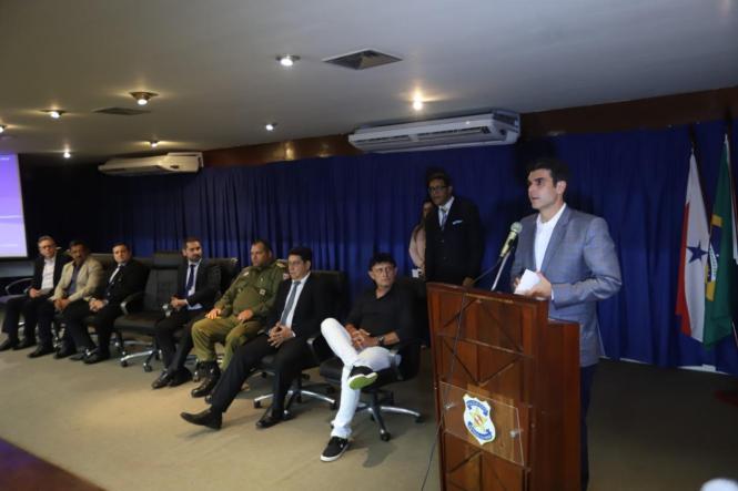 O governador Helder Barbalho, o secretário de Estado de Segurança Pública, Uálame Machado; o secretário de Estado de Cidadania, Ricardo Balestreri; o delegado-geral da Polícia Civil do Pará, Alberto Teixeira, e o comandante da Polícia Militar do Pará, coronel Dilson Júnior, reuniram-se, na tarde desta quinta-feira (17), na sede da Delegacia Geral, em Belém, com representantes de guardas municipais e agentes de trânsito municipais de todo o Pará, com o intuito de aproximar o sistema de segurança pública estadual desses organismos municipais e começar a afinar parcerias para qualificar o combate à violência e à criminalidade em todo o Estado.

FOTO: AG. PARÁ
DATA: 17.01.2019
BELÉM -PARÁ <div class='credito_fotos'>Foto: Agência Pará   |   <a href='/midias/2019/originais/086dcd51-1838-4ce2-ade3-cbcfd17dfcc2.jpg' download><i class='fa-solid fa-download'></i> Download</a></div>