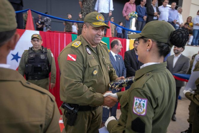 Durante dois dias, a cidade de Marabá, no Sudeste do Estado, esteve, mais uma vez, em destaque. A cidade sediou o I Encontro Regional de Educação e entregou a população 100 policiais militares, que a partir de hoje reforçarão a segurança do Estado. Nesta sexta-feira (03), no Centro de Convenções, ocorreu o encerramento do encontro e a solenidade de formatura dos novos soldados, que contou com a participação do governador do Estado, Helder Barbalho.

FOTO: MARCO SANTOS / AGÊNCIA PARÁ
DATA: 03.05.2019
BELÉM - PARÁ



 <div class='credito_fotos'>Foto: Marco Santos / Ag. Pará   |   <a href='/midias/2019/originais/0881d39e-b273-4ac8-bcbc-c64855fa4ebf.jpg' download><i class='fa-solid fa-download'></i> Download</a></div>