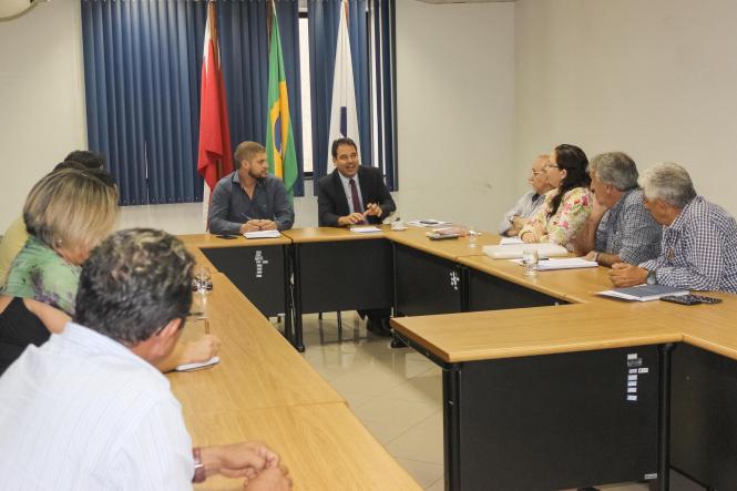 Na manhã de hoje, a Companhia de Saneamento do Pará (Cosanpa) e a Secretaria de Estado de Desenvolvimento Urbano e Obras Públicas (Sedop) receberam uma comissão da prefeitura de São Francisco do Pará para discutir o abastecimento de água no município.

FOTO: ASCOM / COSANPA
DATA: 12.03.2019
BELÉM -PA <div class='credito_fotos'>Foto: ASCOM / COSANPA   |   <a href='/midias/2019/originais/088a6e9f-b6a7-47cf-ba54-f2213172abe3.jpg' download><i class='fa-solid fa-download'></i> Download</a></div>