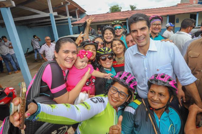 Conceição do Araguaia, no sul do Pará, recebeu, nesta sexta-feira (5), a comitiva do Governo por Todo o Pará, que, desde o último dia 2, está no sul e sudeste do Estado, levando obras e serviços aos moradores da região. Acompanhado de outras autoridades estaduais, municipais e de deputados, o governador Helder Barbalho chegou, no fim da manhã à cidade, para assinar a Ordem de Serviço que garante o início das obras de construção de 18 pontes de concreto no município.

FOTO: MARCO SANTOS / AGÊNCIA PARÁ
DATA: 05.04.2019
CONCEIÇÃO DO ARAGUAIA - PA <div class='credito_fotos'>Foto: Marco Santos / Ag. Pará   |   <a href='/midias/2019/originais/08aebd9f-f981-4536-bf99-7207e5fbbc01.jpg' download><i class='fa-solid fa-download'></i> Download</a></div>