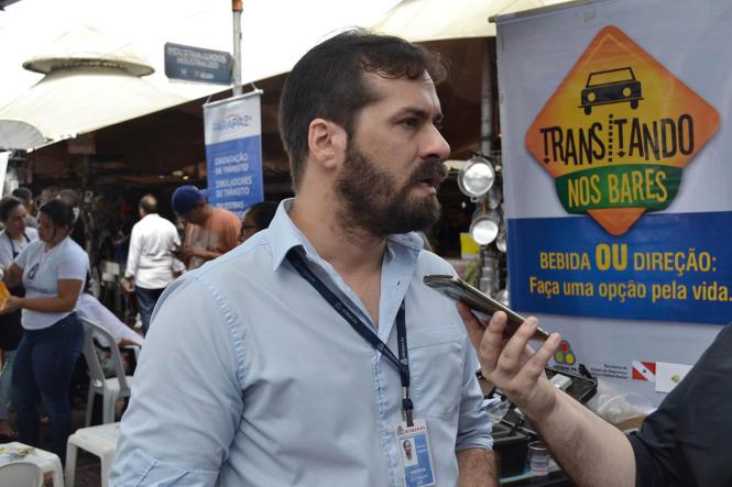 O Departamento de Trânsito do Estado do Pará (Detran) participou, na manhã desta quarta-feira (27), da Ação Social Integrada da Cidadania em comemoração aos 392 anos do Ver-o-Peso, uma realização do Governo do Estado do Pará. O órgão marcou presença por meio da sua Coordenadoria de Educação de Trânsito, orientando a população quanto à legislação e dando uma amostra do trabalho desenvolvido nas ruas.
Na foto CRISTOVAO SIMOES

FOTO: ASCOM / DETRAN
DATA: 27.03.2019
BELÉM - PA <div class='credito_fotos'>Foto: ASCOM / DETRAN   |   <a href='/midias/2019/originais/08f9646e-3ff7-4659-a61c-c00d73f80915.jpg' download><i class='fa-solid fa-download'></i> Download</a></div>