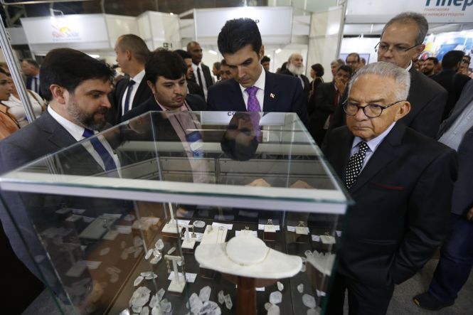 Homenageado com a medalha do Mérito Industrial Simão Miguel Bitar durante a abertura da 14ª edição da Feira da Indústria do Pará (Fipa), nesta quarta-feira (15), no Hangar - Centro de Convenções, o governador Helder Barbalho anunciou, à ocasião, ações que devem modificar o cenário econômico do Estado a longo prazo. 

FOTO: MARCELO SEABRA/ AG. PARÁ
DATA: 15.05.2019
BELÉM - PARÁ <div class='credito_fotos'>Foto: Marcelo Seabra / Ag. Pará   |   <a href='/midias/2019/originais/0900215d-08fc-4989-b1f0-9042084925a5.jpg' download><i class='fa-solid fa-download'></i> Download</a></div>