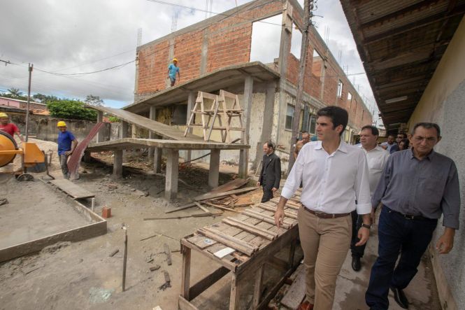 Na manhã desta terça-feira (30), o governador do Estado do Pará, Helder Barbalho, esteve no município de Ponta de Pedras, no Marajó, para participar da programação de aniversário dos 141 anos do município. Durante a visita, foi inaugurada a revitalização e ampliação do Mercado Municipal, foi assinado o convênio para a reforma e ampliação do hospital Municipal que tem o valor total de R$1.247.628,28 e o chefe do poder e executivo e outras autoridades receberam o título de cidadão Ponta Pedrense pelos serviços prestados ao município.

FOTO: MARCO SANTOS / AGÊNCIA PARÁ
DATA: 30.04.2019
PONTA DE PEDRAS - PARÁ <div class='credito_fotos'>Foto: Marco Santos / Ag. Pará   |   <a href='/midias/2019/originais/0919cf98-cfb6-4984-a9f6-4b56bd7e2d58.jpg' download><i class='fa-solid fa-download'></i> Download</a></div>
