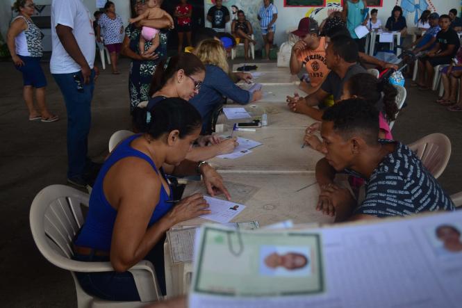 Após sete anos sem documento de identidade, Alice Valente, de 22 anos, aproveitou a ação de cidadania, prevenção e segurança realizada pela Secretaria de Estado de Segurança Pública e Defesa Social (Segup) por meio da Diretoria de Prevenção Social da Violência e Criminalidade (Diprev), para tirar o novo documento. Sem o RG ela conta que teve muitas dificuldades. “Eu não consegui abrir conta em banco, alguns atendimentos eu não conseguia, pois não aceitavam minha carteira de trabalho e agora vai melhorar muito. Eu já vinha tentando tirar meu RG até em outros bairros mais longe e não tive sucesso, até porque com a gestação fiquei sem tempo”, afirmou Alice que também recebeu atendimento pediátrico para a filha. A ação (foto) visa garantir serviços para a população e o diálogo junto aos órgãos de Segurança. O encontro oportuniza, ainda, o debate dos problemas que rondam as comunidades, assim como traçar medidas de prevenção, a fim de reduzir a criminalidade.

FOTO: ELIELSON MODESTO / ASCOM SEGUP
DATA: 05.01.2019
 <div class='credito_fotos'>Foto: Elielson Modesto / Ascom Segup   |   <a href='/midias/2019/originais/091b89c6-53a8-467e-b9d5-66ab0380df77.jpg' download><i class='fa-solid fa-download'></i> Download</a></div>