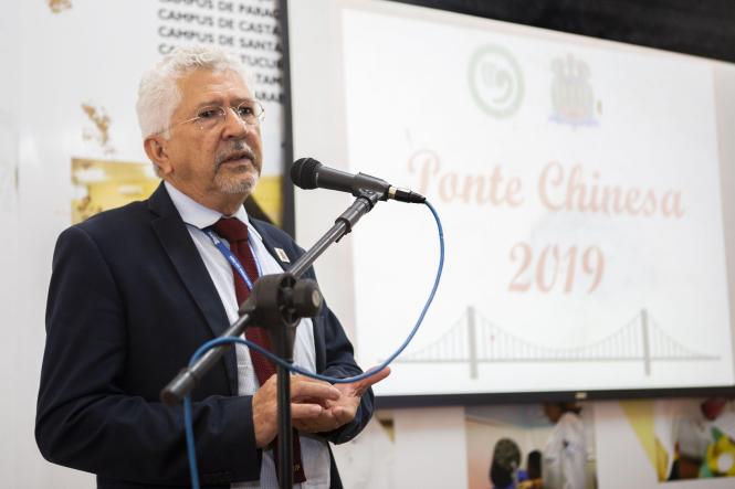 A China e o Brasil são países multiculturais que, juntos, podem prospectar possibilidades inéditas de pesquisa, ensino, cultura e extensão. A partir dessa ótica, o Instituto Confúcio, em parceria com a Universidade do Estado do Pará (Uepa), realizou a 3a edição da Competição de Proficiência em Língua e Cultura Chinesa nesta sexta-feira (12), no auditório da reitoria da instituição de ensino superior.

FOTO: NAILANA THIELY / ASCOM UEPA
DATA: 12.04.19
BELÉM - PARÁ <div class='credito_fotos'>Foto: Nailana Thiely / Ascom Uepa   |   <a href='/midias/2019/originais/0921a55e-3c83-4f49-b160-5cfe4fdf3337.jpg' download><i class='fa-solid fa-download'></i> Download</a></div>