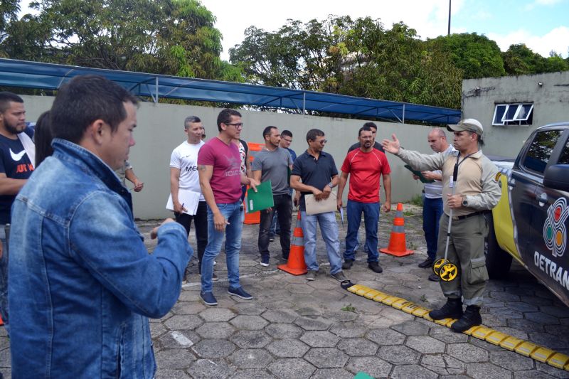 O Departamento de Trânsito do Estado do Pará (Detran/PA) ministrou um treinamento durante esta semana para 60 agentes da Superintendência Executiva de Mobilidade Urbana de Belém (Semob), com o objetivo de capacitá-los ao trabalho de levantamento de acidentes de trânsito. A capacitação atendeu duas turmas, com 30 agentes cada, e encerrou nesta sexta-feira (31).

FOTO: ASCOM / DETRAN
DATA: 31.05.2019
BELÉM - PARÁ <div class='credito_fotos'>Foto: ASCOM / DETRAN   |   <a href='/midias/2019/originais/092eae23-ee82-4ce4-ad33-6dbbe8b6627d.jpg' download><i class='fa-solid fa-download'></i> Download</a></div>