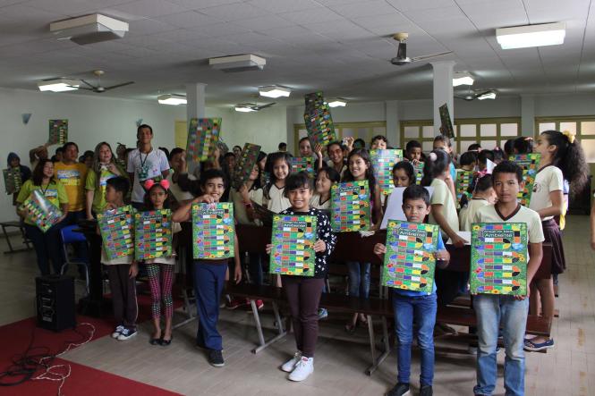 O projeto Conhecendo o Parque Estadual do Utinga (Peut), desenvolvido pela Secretaria de Meio Ambiente e Sustentabilidade (Semas), foi exposto pela primeira vez este ano, nesta quarta-feira (27), para alunos do 4º e 5º anos da Escola Estadual de Ensino Fundamental Preventório Santa Terezinha, no bairro do Souza, em Belém. A iniciativa é direcionada a estudantes do ensino fundamental e médio de escolas públicas localizadas no entorno do Parque.

FOTO: ASCOM / SEMAS
DATA: 28.03.2019
BELÉM - PA <div class='credito_fotos'>Foto: ASCOM / SEMAS   |   <a href='/midias/2019/originais/0934338b-102b-4867-b4e0-b28537fc327d.jpg' download><i class='fa-solid fa-download'></i> Download</a></div>