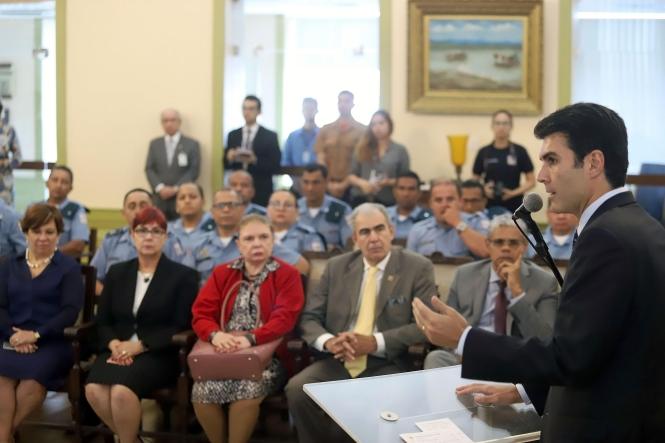 O governador do Estado, Helder Barbalho, e o comandante geral da Polícia Militar, coronel Dilson Júnior, receberam, no início da tarde desta segunda-feira (18), na sede do Tribunal de Justiça do Pará (TJPA), 110 policiais militares que estavam na reserva da corporação e, que, a partir de agora, foram reconvocados e ficarão à disposição do Judiciário.

FOTO: MARCO SANTOS / AGÊNCIA PARÁ
DATA: 18.02.2019
BELÉM - PA <div class='credito_fotos'>Foto: Marco Santos / Ag. Pará   |   <a href='/midias/2019/originais/0935bac1-fca3-4455-8af3-043a03bc71a7.jpg' download><i class='fa-solid fa-download'></i> Download</a></div>