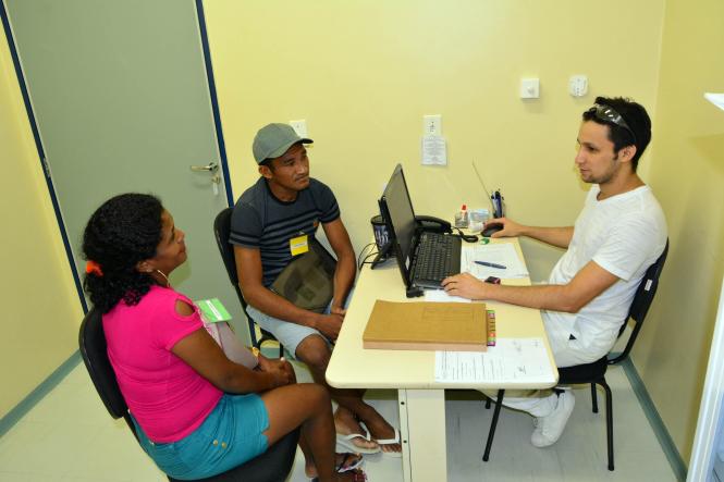A equipe da Unidade de Alta Complexidade em Oncologia Dr. Vítor Moutinho - Unacon Tucuruí comemora a marca de 14 pacientes que terminaram o ciclo do tratamento e, agora farão apenas o acompanhamento. A superação dessa fase é simbolizada com o toque de um sino e leva motivação a outros pacientes que ainda lutam contra o câncer. Segundo o diretor executivo da unidade Thiarle Dassi, o momento é especial e valioso. 

FOTO: ASCOM UNACON 
DATA: 16.01.2019
TUCURUÍ - PARÁ <div class='credito_fotos'>Foto: Ascom Unacon   |   <a href='/midias/2019/originais/0989123e-f70b-4cdf-8478-ecbdb33c13c0.jpg' download><i class='fa-solid fa-download'></i> Download</a></div>