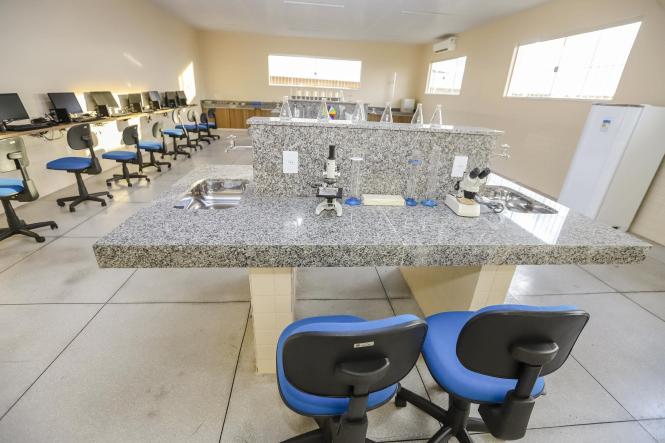 Educação foi a área priorizada em Redenção, no sul do Pará, pela agenda do programa Governo por Todo o Pará, iniciativa de descentralização da gestão estadual que leva para diferentes regiões do Estado, obras e serviços e dá voz às populações locais. A comitiva estadual chegou à cidade no fim da tarde da sexta-feira (5), depois de cumprir agenda em Marabá, Conceição do Araguaia e Bannach.

FOTO: MARCO SANTOS / AGÊNCIA PARÁ
DATA: 06.04.2019
REDENÇÃO - PA <div class='credito_fotos'>Foto: Marco Santos / Ag. Pará   |   <a href='/midias/2019/originais/09b1fef2-0688-4b56-922a-e4a5b62625a7.jpg' download><i class='fa-solid fa-download'></i> Download</a></div>