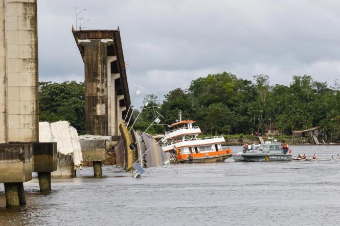 O Corpo de Bombeiros do Pará informa que suspendeu, por volta de 18h20 deste sábado (6), as buscas no Rio Moju, na área em que parte da terceira ponte da Alça Viária desabou após uma balsa colidir com um dos pilares da estrutura pouco depois de 1h da manhã. Uma testemunha afirmou que dois veículos de passeio teriam caído. Com a ajuda da Capitania dos Portos, mergulhadores realizaram a varredura na área durante todo o dia, mas nem os carros, nem as possíveis vítimas, foram localizadas até o momento. 

FOTO:WAGNER SANTANA / AGÊNCIA PARÁ
DATA: 06.04.2019
MOJU - PA <div class='credito_fotos'>Foto: Wagner Santana / Ag. Pará   |   <a href='/midias/2019/originais/09c06e7c-2733-4f4e-9fe3-c2881dfd25e3.jpg' download><i class='fa-solid fa-download'></i> Download</a></div>