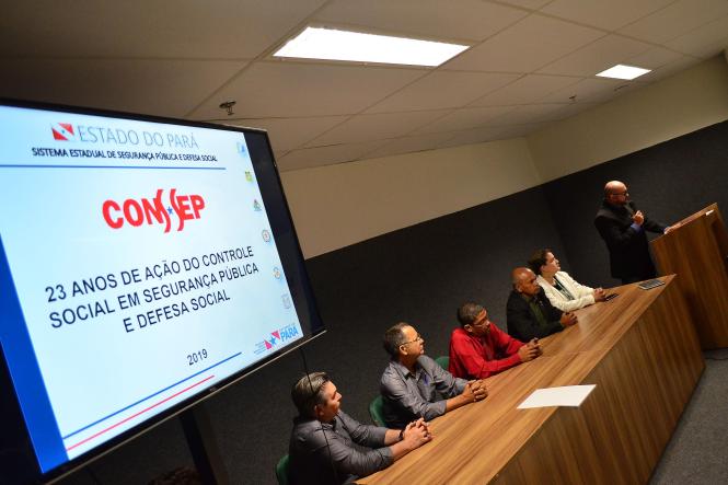 Estudantes do curso de Direito da Universidade da Amazônia participaram, na noite desta quinta-feira (11), da palestra com o tema: Segurança Pública no Estado do Pará. A capacitação foi realizada durante a I Semana Jurídica da Unama, campus Parque Shopping.

FOTO: ELIELSON MODESTO / ASCOM SEGUP
DATA: 12.04.2019
BELÉM - PARÁ <div class='credito_fotos'>Foto: Elielson Modesto / Ascom Segup   |   <a href='/midias/2019/originais/09f82615-daac-4fb2-b4e3-e03375d9a3ee.jpg' download><i class='fa-solid fa-download'></i> Download</a></div>