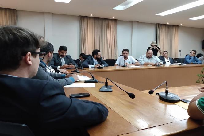 Em reunião realizada nesta terça-feira (26), com representantes do Movimento Atingidos por Barragens (MAB), representantes de outros segmentos sociais e deputados estaduais, foi anunciada pelo secretário de Estado de Segurança Pública e Defesa Social, Ualame Machado, a prisão do fazendeiro Fernando Ferreira Rosa Filho, em cumprimento ao mandado de prisão temporária. Ele foi identificado, por uma força-tarefa policial, como mandante dos assassinatos de Claudionor Amaro Costa da Silva, 43 anos; sua esposa, Dilma Ferreira Silva, 45 anos, e Milton Lopes, 38 anos. O fazendeiro foi preso pela equipe policial enviada ao município após representação judicial.

FOTO: ASCOM / SEGUP
DATA: 26.03.2019
BELÉM -PA <div class='credito_fotos'>Foto: ASCOM / SEGUP   |   <a href='/midias/2019/originais/0a04d9a3-2719-472e-a712-91c13088ade9.jpg' download><i class='fa-solid fa-download'></i> Download</a></div>