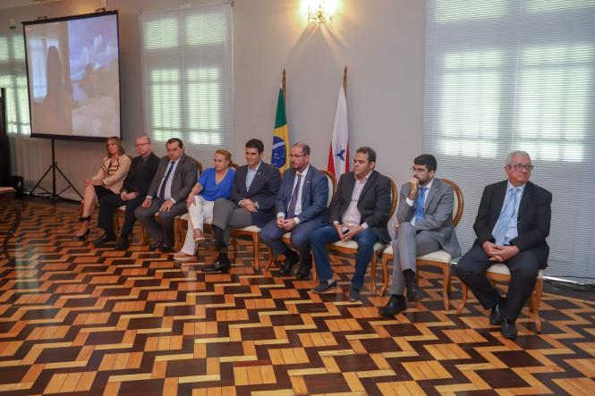 As obras de construção da nova ponte sobre o rio Moju iniciam em cinco dias. O anúncio foi feito pelo governador Helder Barbalho e pelo vice, Lúcio Vale, na manhã desta quarta-feira (17), durante coletiva de imprensa realizada no Palácio do Governo. Na ocasião, foi assinado o contrato com a empresa vencedora do processo emergencial aberto na última semana, com o objetivo de acelerar a execução de obras e serviços na região afetada pelo acidente ocorrido no dia 6 de abril, quando uma embarcação colidiu com a estrutura, que desabou.

FOTO: MARCO SANTOS / AGÊNCIA PARÁ
DATA: 17.04.2019
BELÉM - PA  <div class='credito_fotos'>Foto: Marco Santos / Ag. Pará   |   <a href='/midias/2019/originais/0a10ba86-d17f-45a7-8f2b-5fb26304281e.jpg' download><i class='fa-solid fa-download'></i> Download</a></div>