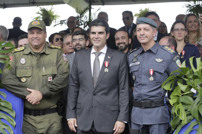 O patrono das Polícias Militares do Brasil, o alferes Joaquim José da Silva Xavier, o Tiradentes, foi homenageado na manhã desta segunda-feira (22), em Belém, em solenidade realizada na sede do Comando-Geral da Polícia Militar, localizado na Rodovia Augusto Montenegro. Presidindo a cerimônia, o governador do Estado, Helder Zaluth Barbalho, parabenizou os 569 policiais militares promovidos em 21 de Abril, e ressaltou os números alcançados nos três primeiros meses do ano, destacando como fator decisivo o esforço dos policiais militares e dos demais órgãos que integram o Sistema de Segurança Pública do Estado.

FOTO: MARCO SANTOS / AGÊNCIA PARÁ
DATA: 22.04.2019
BELÉM - PARÁ <div class='credito_fotos'>Foto: Marco Santos / Ag. Pará   |   <a href='/midias/2019/originais/0a13d7bf-2ff1-4697-8247-7457362e996e.jpg' download><i class='fa-solid fa-download'></i> Download</a></div>