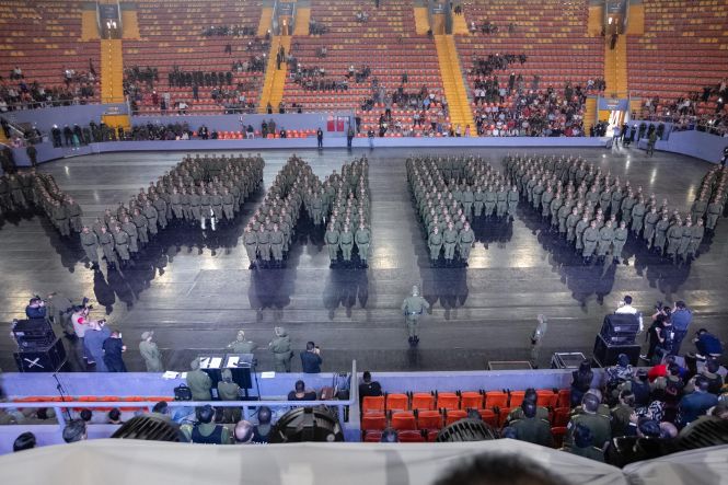 Quatrocentos e trinta novos soldados da Polícia Militar serão distribuídos a partir de hoje para atuar nas ações de policiamento preventivo, ostensivo e repressivo na Região Metropolitana de Belém. A solenidade que marcou a entrega dos novos policiais militares à sociedade ocorreu na manhã desta quinta-feira (2), na Arena Guilherme Paraense, o “Mangueirinho”, com a presença do governador do Estado, Helder Zaluth Barbalho. Nesta sexta-feira (03), o Governo do Estado participa da formatura de outros cem soldados, no município de Marabá.

FOTO: MARCO SANTOS / AGÊNCIA PARÁ 
DATA: 02.05.2019
BELÉM - PARÁ <div class='credito_fotos'>Foto: Marco Santos / Ag. Pará   |   <a href='/midias/2019/originais/0a1c6b21-3bf6-4ea0-8bdf-525a3f9cd618.jpg' download><i class='fa-solid fa-download'></i> Download</a></div>