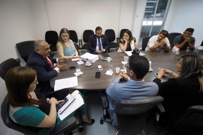 O secretário extraordinário para assuntos penitenciários, Jarbas Vasconcelos, reuniu-se com representantes dos candidatos excedentes do concurso C199, na quinta-feira (14), na sede da Superintendência do Sistema Penitenciário do Pará (Susipe). O secretário pontuou que não está previsto no edital do concurso a formação de cadastro de reserva, o que significa que os excedentes não poderão ser chamados para este certame. No total, foram convocados os 500 primeiros candidatos aprovados para a fase de formação de agente prisional, conforme previsto no edital.

FOTO: AKIRA ONUMA / SUSIPE
DATA: 15.0.2019
BELÉM - PARÁ <div class='credito_fotos'>Foto: Akira Onuma / Ascom Susipe   |   <a href='/midias/2019/originais/0a7e25a5-9e97-406b-83e1-c1e37050f1d6.jpg' download><i class='fa-solid fa-download'></i> Download</a></div>