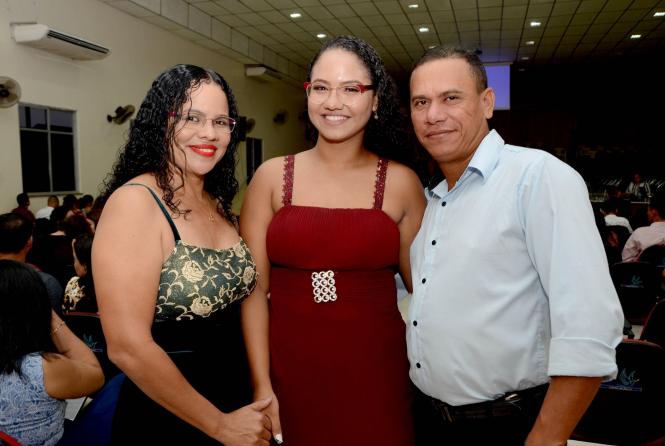 A Escola Estadual de Ensino Fundamental e Médio Manoel Leite Carneiro, no bairro do Tenoné, em Belém, realizou no último sábado (16) a solenidade de formatura de três turmas do tempo integral. Realizada no Templo da Assembleia de Deus, a cerimônia foi marcada por muita emoção por partes dos formandos. 
NA FOTO: Colanda Izabelly Lima e seus pais

FOTO: RAI PONTES / ASCOM SEDUC
DATA: 18.02.2019
BELÉM - PARÁ <div class='credito_fotos'>Foto: Rai Pontes / Ascom Seduc   |   <a href='/midias/2019/originais/0aba8abd-38df-487a-8333-242b9009567c.jpg' download><i class='fa-solid fa-download'></i> Download</a></div>