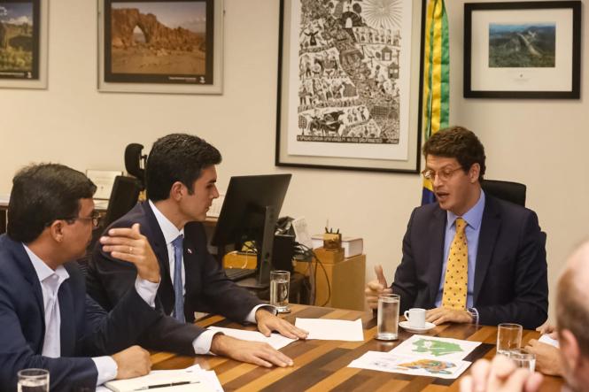 A compensação da Lei Kandir aos Estados exportadores de produtos primários e semielaborados ganhou destaque na reunião do Fórum Nacional de Governadores, em Brasília. Durante o encontro com o ministro da Economia, Paulo Guedes, na última terça-feira (26), os governadores, liderados por Helder Barbalho, propuseram a quitação do débito da União. O cálculo estimado na perda total dos Estados, em 22 anos de vigência da Lei, é de R$ 637 bilhões. Só o Pará teria perdido mais de R$ 30 bilhões.

FOTO: JAILSON SAM / DIVULGAÇÃO
DATA: 27.03.2019
BRASÍLIA - DF <div class='credito_fotos'>Foto: Jailson Sam / Divulgação   |   <a href='/midias/2019/originais/0ac5b957-d13a-4f37-94e9-586e654283b7.jpg' download><i class='fa-solid fa-download'></i> Download</a></div>