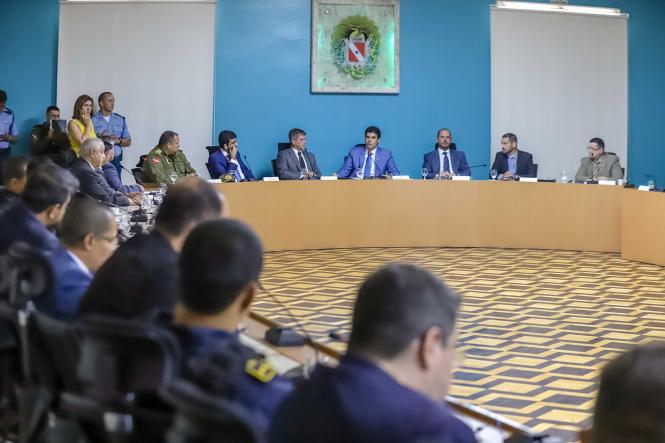 O general Guilherme Theophilo, titular da Secretaria Nacional de Segurança Pública (Senasp), desembarcou hoje ao Pará e apresentou ao governador Helder Barbalho e representantes dos órgãos do Sistema de Segurança Pública (SISP) o Programa Nacional de Enfrentamento à Criminalidade Violenta, que terá início nos próximos meses e, assim como ocorre no planejamento do governo do Pará, o programa federal também une o uso das forças policiais com ações de governo que efetivamente atuem no prevenção à criminalidade. A reunião teve ainda a participação de representantes dos poderes legislativos estadual e federal, e da Prefeitura de Ananindeua, um dos 7 municípios escolhidos pelo Governo Federal para receber o programa nacional.

FOTO: MARCO SANTOS / AGÊNCIA PARÁ
DATA: 07.03.2019
BELÉM - PA <div class='credito_fotos'>Foto: Marco Santos / Ag. Pará   |   <a href='/midias/2019/originais/0ac65c82-0283-4ff0-80d1-2571e1d4ab20.jpg' download><i class='fa-solid fa-download'></i> Download</a></div>