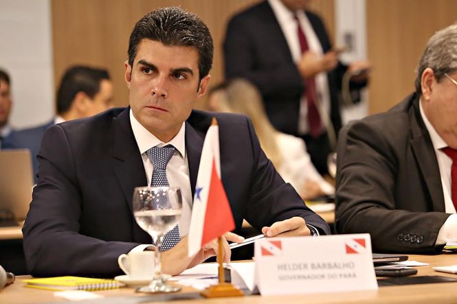 Durante a manhã desta terça-feira (23), o Governador do Pará, Helder Barbalho, participa da IV edição do Fórum de Governadores, realizado em Brasília. 

FOTO: JAILSON SAM /DIVULGAÇÃO
DATA: 23.04.2019
BRASILIA - DF <div class='credito_fotos'>Foto: Jailson Sam / Divulgação   |   <a href='/midias/2019/originais/0ae5a4f9-a955-4de5-9bd0-69d6c21cf578.jpg' download><i class='fa-solid fa-download'></i> Download</a></div>