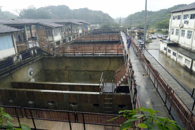 As obras nos filtros do Complexo Bolonha, responsável por 65% do abastecimento de toda a Região Metropolitana de Belém, seguem aceleradas para que o serviço seja 100% normalizado. Em coletiva realizada na tarde desta segunda-feira (15), a Compania de Saneamento do Pará (Cosanpa) informou que, além deste trabalho, outras obras de infraestrutura estão em execução. O objetivo principal é recuperar a produção de água nos 16 filtros do sistema, que funciona apenas com oito atualmente.

FOTO: JADER PAES / AGÊNCIA PARÁ
DATA: 15.04.2019
BELÉM - PARÁ <div class='credito_fotos'>Foto: JADER PAES / AGÊNCIA PA   |   <a href='/midias/2019/originais/0b02873d-5cce-40f8-97fd-87396fcc680c.jpg' download><i class='fa-solid fa-download'></i> Download</a></div>