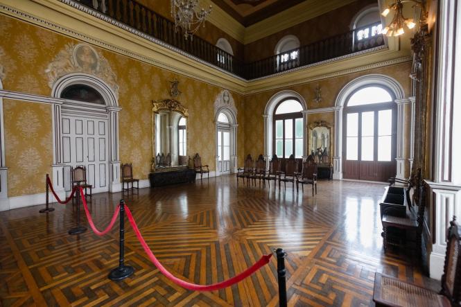 O Theatro da Paz, um dos locais mais representativos e importantes da cultura paraense, com 141 anos de história, passará por obras de manutenção e restauro nos próximos meses. A reforma ocorre em função de problemas na cobertura estrutural do prédio, que vem causando infiltrações e fissuras no forro de estuque, além de haver a presença de vegetação aérea na fachada.

FOTO: WAGNER SANTANA - AGÊNCIA PARÁ
DATA: 12.03.2019
BELÉM - PA <div class='credito_fotos'>Foto: Wagner Santana / Ag. Pará   |   <a href='/midias/2019/originais/0b2c8261-3ed0-47d3-baac-7cad711f529b.jpg' download><i class='fa-solid fa-download'></i> Download</a></div>