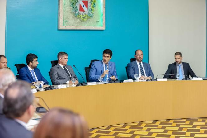 O general Guilherme Theophilo, titular da Secretaria Nacional de Segurança Pública (Senasp), desembarcou hoje ao Pará e apresentou ao governador Helder Barbalho e representantes dos órgãos do Sistema de Segurança Pública (SISP) o Programa Nacional de Enfrentamento à Criminalidade Violenta, que terá início nos próximos meses e, assim como ocorre no planejamento do governo do Pará, o programa federal também une o uso das forças policiais com ações de governo que efetivamente atuem no prevenção à criminalidade. A reunião teve ainda a participação de representantes dos poderes legislativos estadual e federal, e da Prefeitura de Ananindeua, um dos 7 municípios escolhidos pelo Governo Federal para receber o programa nacional.

FOTO: MARCO SANTOS / AGÊNCIA PARÁ
DATA: 07.03.2019
BELÉM - PA <div class='credito_fotos'>Foto: Marco Santos / Ag. Pará   |   <a href='/midias/2019/originais/0b3acd3e-585c-4953-bfd3-35296f1a8b2f.jpg' download><i class='fa-solid fa-download'></i> Download</a></div>