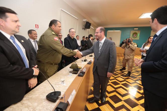 Na primeira manhã de trabalho do Governador Helder Barbalho, nesta quarta-feira (02), foi assinado ofício enviado ao Ministro da Justiça e Segurança Pública, Sérgio Fernando Moro, solicitando o emprego de 500 agentes da Força Nacional de Segurança Pública para imediato reforço do efetivo local e preservação da ordem pública. Helder ainda deu posse aos secretários, presidentes de instituições e diretores que fazem parte de sua equipe. Logo no inicio da manhã Helder Barbalho visitou as tropas da ação integrada da Secretaria de Estado de Segurança Pública (Segup) que leva o reforço da segurança para os bairros de Belém envolvendo cerca de 400 agentes. Durante a posse dos novos secretários (foto) o governador Helder Barbalho ressaltou a absoluta confiança nos nomeados cujas escolhas foram pautadas fundamentalmente por critérios técnicos e de acordo com a qualificação profissional de cada um deles. Para ele os critérios de escolha utilizados “permitirão um novo patamar de gestão ao Estado e que possamos o quanto antes fazer chegar à sociedade paraense as mudanças desejadas e reivindicadas por cada cidadão deste Estado”, comentou.

FOTO: MARCO SANTOS
DATA: 02.01.2019
BELÉM - PARÁ <div class='credito_fotos'>Foto: MARCO SANTOS   |   <a href='/midias/2019/originais/0b4b9d13-8694-43ce-8ee5-86617780fac3.jpg' download><i class='fa-solid fa-download'></i> Download</a></div>