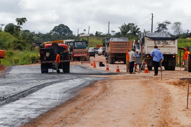 Duas equipes de mergulhadores iniciaram o trabalho de amarração dos destroços da ponte Rio Moju nesta terça-feira (30). Eles farão a amarração de 24 cabos de aço aos escombros da balsa e da estrutura que desabou para que, assim, seja feita a movimentação do tabuleiro, que mede de 80 metros e pesa 850 toneladas. Toda a ação é acompanhada pela Secretaria de Estado de Transportes (Setran).

FOTO: FERNANDO ARAÚJO / AGÊNCIA PARÁ
DATA: 30.04.2019
BELÉM - PARÁ <div class='credito_fotos'>Foto: Fernando Araújo/Ag. Pará   |   <a href='/midias/2019/originais/0b60d465-027c-4d58-b878-2b3ffb6145da.jpg' download><i class='fa-solid fa-download'></i> Download</a></div>