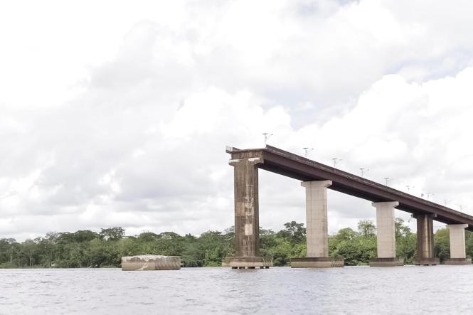 O governador Helder Barbalho convocou, neste sábado (6), representantes de diversos órgãos da segurança pública para discutir ações para acelerar o resgate as vítimas do acidente ocorrido na ponte sobre o Rio Moju, ocorrido nesta madrugada. A ponte em questão é a terceira (no sentido de saída de Belém) do complexo de quatro pontes da Alça Viária, localizada na rodovia PA-483. Ela desabou após uma balsa ter batido um de seus pilares. Dois veículos que passavam na via no momento da colisão, caíram no rio. 

FOTO: RAFAEL FERREIRA / DIVULGAÇÃO
DATA: 06.04.2019
MOJU - PA <div class='credito_fotos'>Foto: RAFAEL FERREIRA / DIVULGAÇÃO   |   <a href='/midias/2019/originais/0ba4b3c9-61c6-44db-a3f3-e5963ac2dd76.jpg' download><i class='fa-solid fa-download'></i> Download</a></div>