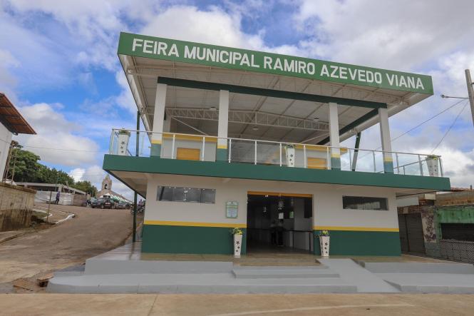 A população do município de Viseu, no nordeste do Pará, já dispõe de todos os benefícios de uma feira nova. Neste sábado (09), o governador do Pará, Helder Barbalho, esteve na sede municipal participando da inauguração da obra de ampliação da Feira Municipal Ramiro Azevedo Viana, executada com recursos liberados pelo Ministério da Integração Nacional, quando Helder Barbalho era o titular da pasta.


FOTO: MARCO SANTOS / AGÊNCIA PARÁ
DATA: 09.03.2019
VISEU - PARÁ <div class='credito_fotos'>Foto: Marco Santos / Ag. Pará   |   <a href='/midias/2019/originais/0be1711a-3e92-49c9-ae33-1c67fd89e3f1.jpg' download><i class='fa-solid fa-download'></i> Download</a></div>