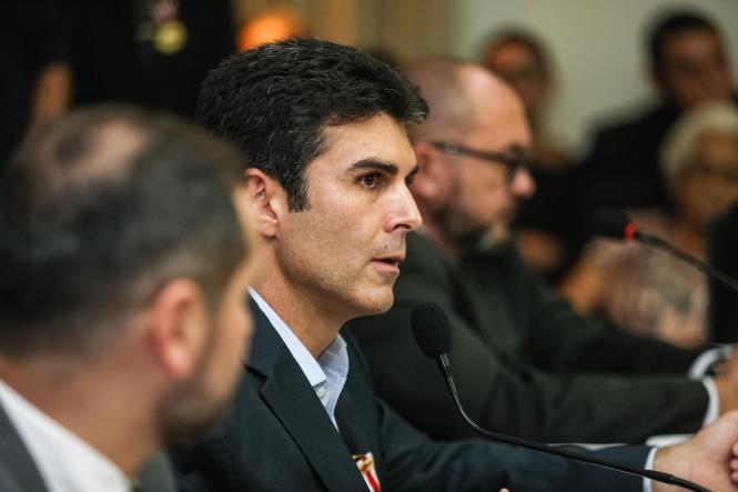 Foram empossados, nesta quinta-feira (21), no plenário da Secretaria de Estado de Segurança Pública e Defesa Social do Pará (Segup), os membros e presidente do Conselho Estadual de Segurança Pública (Consep) dando início ao trabalho do colegiado para o biênio 2019/2020. O governador do estado, Helder Barbalho, foi homenageado durante a sessão especial, por priorizar em sua gestão as questões de segurança e cidadania. Essa foi a primeira vez que um chefe de estado se fez presente em uma reunião do conselho.

FOTO: WAGNER SANTANA / AGÊNCIA PARÁ
DATA: 21.02.2019
BELÉM - PA <div class='credito_fotos'>Foto: Wagner Santana / Ag. Pará   |   <a href='/midias/2019/originais/0bf73092-5a41-4593-b140-e8fdd171c3d2.jpg' download><i class='fa-solid fa-download'></i> Download</a></div>