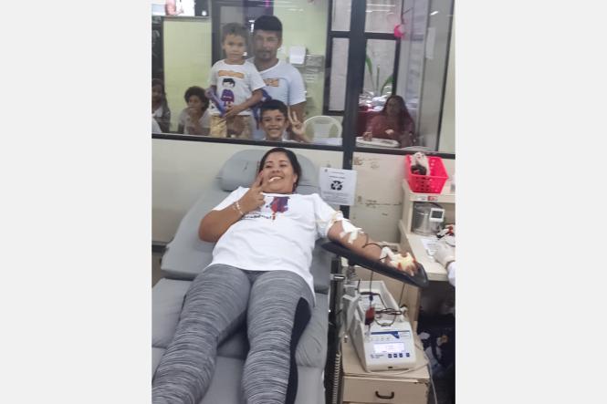 Klellycelly Rodrigues, 31, que atendeu o pedido da irmã e doou sangue pela primeira vez. <div class='credito_fotos'>Foto: Divulgação   |   <a href='/midias/2019/originais/0bfb31cb-3b30-43aa-a5a3-d961da66ed26.jpg' download><i class='fa-solid fa-download'></i> Download</a></div>