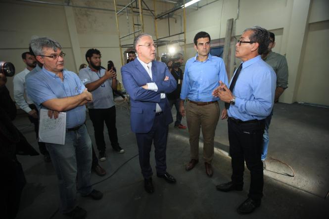O Governador Helder barbalho realizou uma vistoria (foto) nas obras do Hospital Abelardo Santos, em Icoaraci, na tarde desta quinta-feira (03). De acordo com Helder, após cinco anos de obras o que se constatou durante a visita é que há a necessidade de vários serviços que ainda precisam ser realizados. O Governador solicitou ainda à Auditoria Geral do Estado (AGE) uma revisão de mais de 170 milhões de reais em contratos que foram realizados para a construção do Hospítal. Segundo Helder Barbalho, pelo valor total dos contratos, o preço de construção de cada metro quadrado teria saído por mais de R$14,5 mil. “O metro quadrado mais caro do Brasil”, destacou Helder. Um segundo ponto que deve ser levado em conta, como explicou o governador à imprensa durante coletiva, é a contratação, por parte de governo anterior, de uma Organização Social (OS) para administrar o Abelardo Santos. “Esta OS já recebeu R$ 31 milhões de reais sem que o hospital esteja funcionando”. declarou o governador.

FOTO: THIAGO GOMES / AG. PARÁ
DATA: 03.01.2019
ICOARACI - PARÁ <div class='credito_fotos'>Foto: Thiago Gomes /Ag. Pará   |   <a href='/midias/2019/originais/0c001317-0aba-4fb7-a84b-0f3ded2c4674.jpg' download><i class='fa-solid fa-download'></i> Download</a></div>