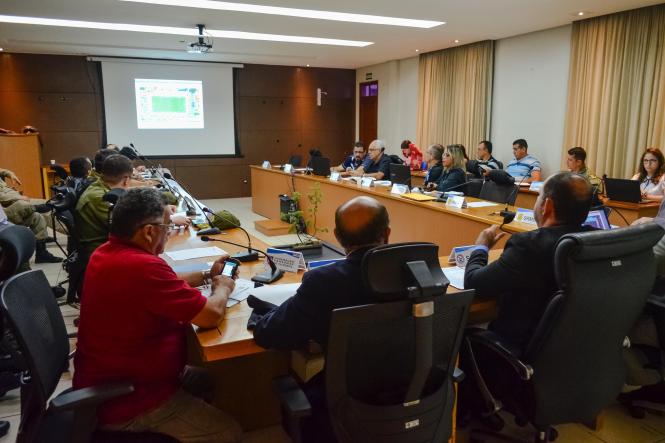 Dando continuidade com as ações do plano de segurança para eventos desportivos no Mangueirão, o Grupo de Trabalho, composto por órgãos da segurança pública integrados, Secretaria de Estado de Esporte e Lazer (Seel), Ministério Público do Estado, Federação Paraense de Futebol, Tribunal de Justiça Desportiva do Pará e representantes dos clubes de futebol, realizou nova reunião, nesta sexta-feira (5), para discutir mudanças na partida entre Remo e Bragantino, pelo Campeonato Paraense de Futebol, marcada para o próximo domingo (7).

FOTO: ASCOM / SEGUP
DATA: 05.04.2019
BELÉM - PA <div class='credito_fotos'>Foto: Elielson Modesto / Ascom Segup   |   <a href='/midias/2019/originais/0c2cee3d-471c-4235-b66d-4aba41d53d35.jpg' download><i class='fa-solid fa-download'></i> Download</a></div>